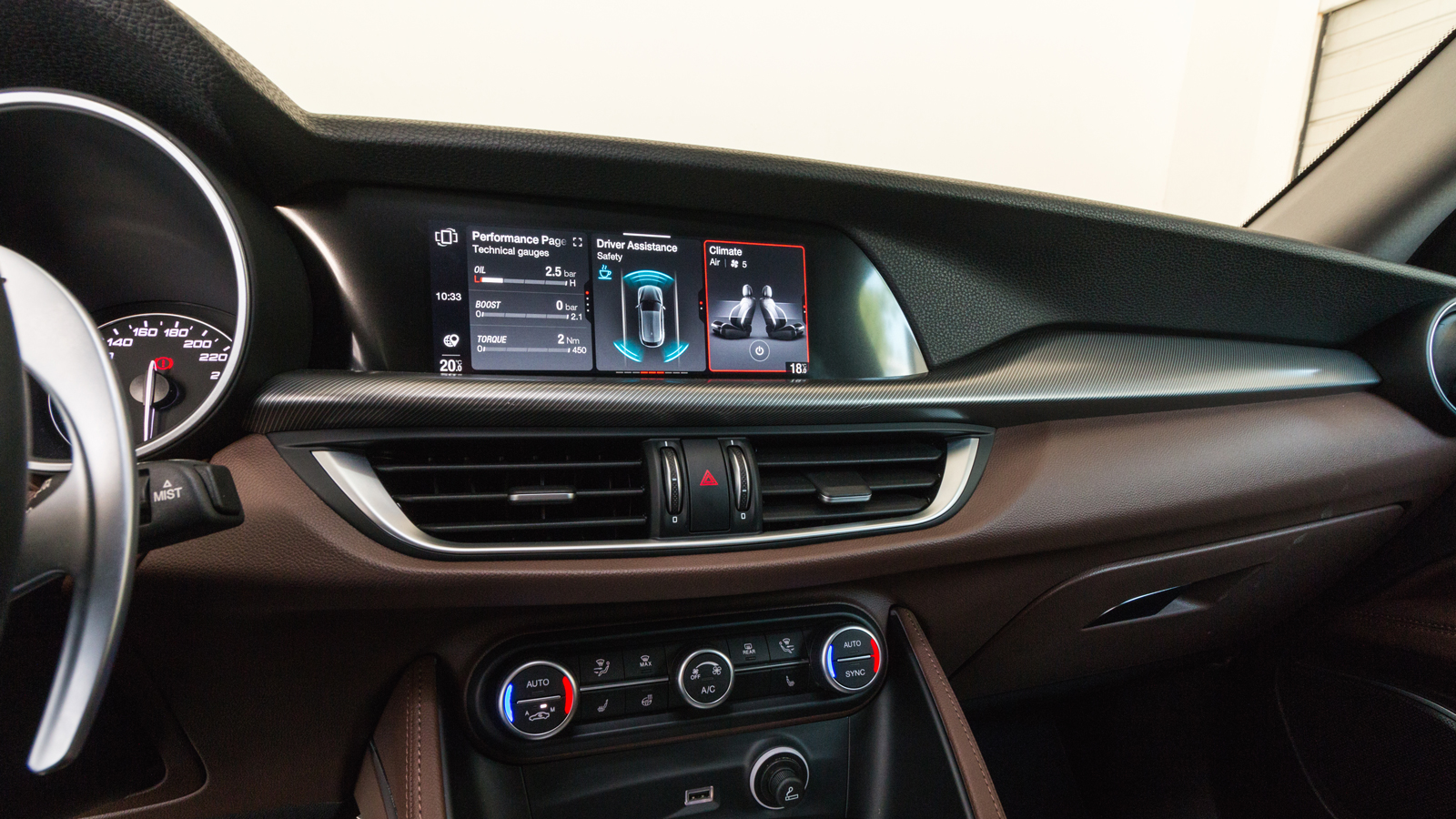 Η κεντρική οθόνη αφής 8,8 ιντσών τρέχει το αναβαθμισμένο λογισμικό της Alfa Romeo, που είναι πιο γρήγορο, με καλύτερα γραφικά και εξαιρετική συνδεσιμό